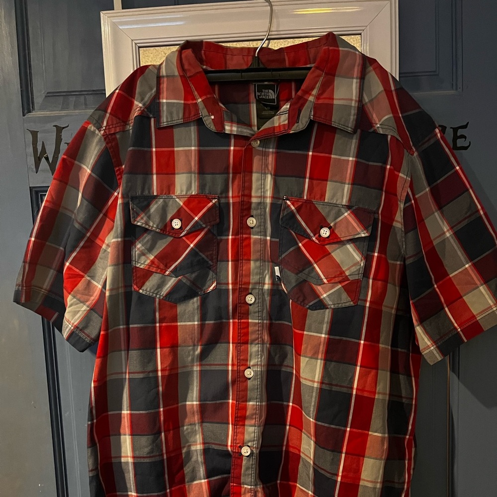 North Face Short Sleeved Plaid Button Down Size Large